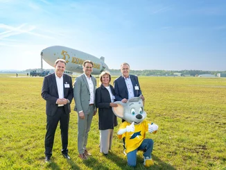 Roland Mack stands in front of the Europa-Park Zeppelin together with his wife Marianne Mack, his son Thomas Mack, Eckhard Breuer (Managing Director of DZR) and Ed Euromaus.
