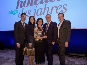 Familie Mack gemeinsam bei der Verleihung für die Auszeichnung "Hotelier des Jahres".