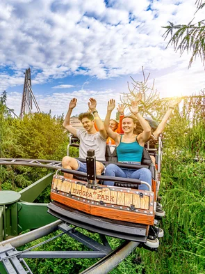 Des visiteurs sur le grand huit « Matterhorn-Blitz » à Europa-Park, dans le quartier thématique suisse.