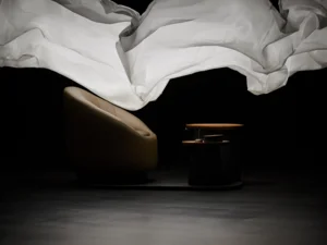 Un tissu blanc flotte au-dessus de la Floating Chair exclusive d'Eatrenalin.