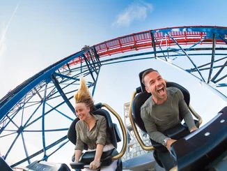 Deux personnes sur le circuit du grand huit Dynamite.