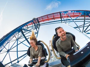 Deux personnes sur le circuit du grand huit Dynamite.