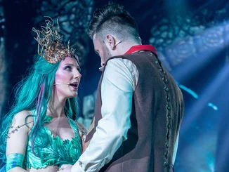 Two actors portraying the mermaid Kailani and the ship's boy Fin on stage at the Europa-Park Teatro.