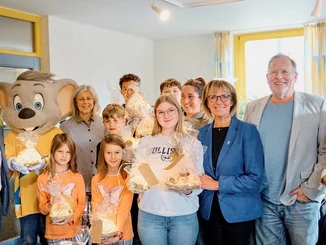 Marianne Mack and Ed Euromaus distribute gifts to children at the Katharinenhöhe cancer aftercare clinic on behalf of the Santa Isabel e. V. support association.