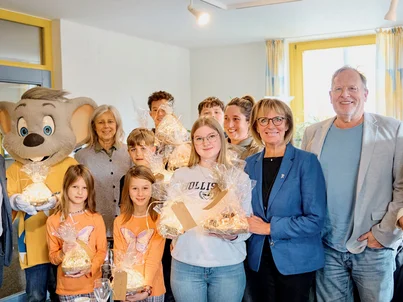 Marianne Mack und Ed Euromaus verteilen Geschenke an die Patienten in der Krebsnachsorgeklinik Katharinenhöhe.