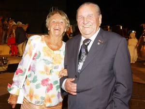 Franz und Liesel Mack lächeln bei einer Abendveranstaltung im Europa-Park mit Künstler im Hintergrund.
