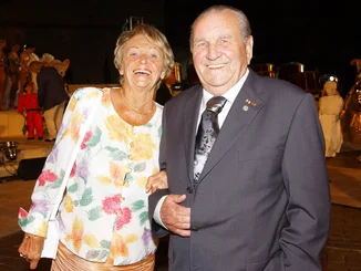 Franz und Liesel Mack lächeln bei einer Abendveranstaltung im Europa-Park mit Künstler im Hintergrund.