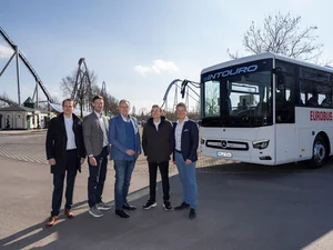 Kilian Elsasser, Nicolas Mack, Roland Mack, Thomas Knecht et Mark Westendorp devant un autocar.