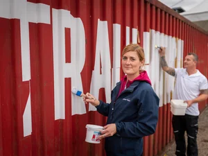 Two employees from the painting department at work in the Europa-Park Resort – creating new lettering.
