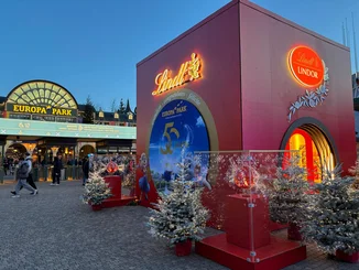Lindor Cube vor dem Haupteingang des Europa-Park Der große, quadratische Lindor Cube steht vor dem Haupteingang des Europa-Park.
