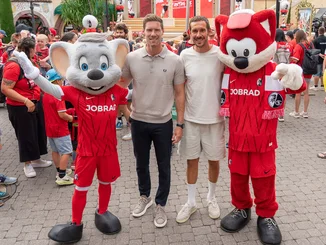 Nicolas Mack et Julian Schuster avec Ed et Füchsle lors de la journée des supporters du SC Fribourg dans le quartier italien d’Europa-Park.