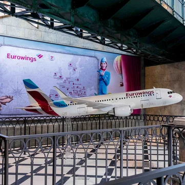 Eurowings im Europa-Park Der Wartebereich der Attraktion Voletarium im Europa-Park von innen. In der Mitte des Raums steht ein großes Modellflugzeug von Eurowings.