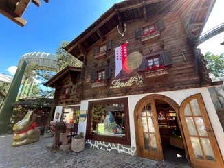 Lindt Shop Der Lindt Shop im Schweizer Themenbereich im Europa-Park von außen.