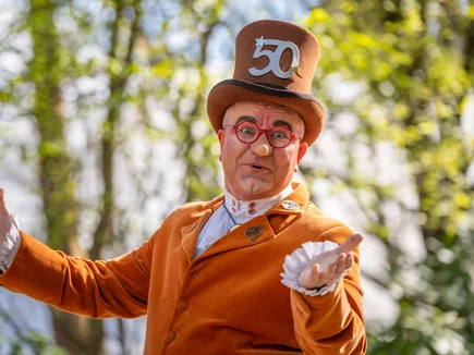 Lustig gekleideter Darsteller des Europa-Park.