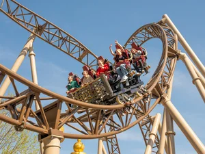 Le grand huit Helios, construit par MACK Rides pour le parc de loisirs Fantasiana de Straswalchen.