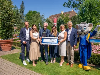Oliver and Bianca Kleine, Mauritia and Jürgen Mack present the donation cheque for €14,000 to Dr Thomas Schliermann and Susana Sierra Peláez from Patio.