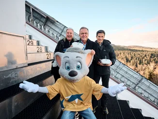 Europa-Park owner Roland Mack together with the former mayor of Hinterzarten, Hansjörg Eckert, ski jumping legend Martin Schmitt and Ed Euromaus on the Hinterzarten ski jump.