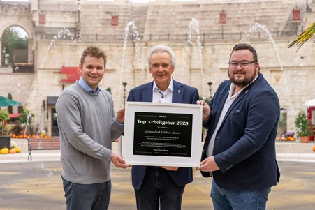 Jürgen and Frederik Mack are delighted to receive the Top Employer award.