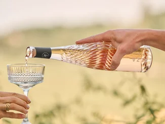 Pour yourself a glass of ALZA Le Rosé.