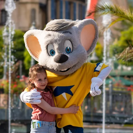 Kind umarmt Ed Euromaus, das Maskottchen des Europa-Park.