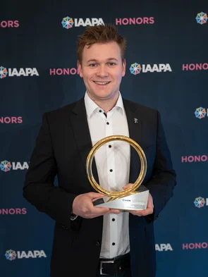 Frederik Mack with the award IAAPA Honors Award for Human Resources Excellence.