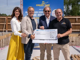 Spendenübergabe Miriam Mack, Roland Mack, Wieland Schwarzkopf und Wolfram Kons mit dem Spendenschein des RTL-Spendenmarathons.