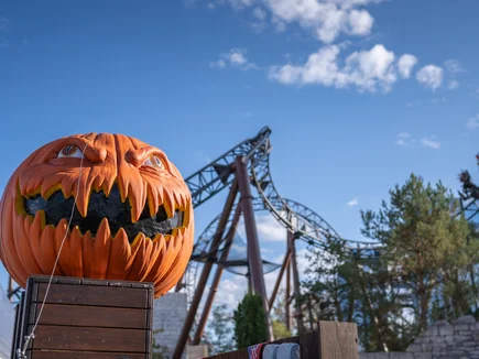 For the Halloween season, Europa-Park is decorated in an autumnal style - with numerous pumpkins, corn perennials and much more.
