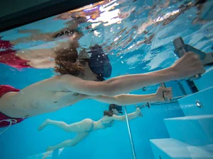 Two visitors to the Rulantica water world in the Snorri Snorkeling VR attraction wearing the VR snorkelling set.
