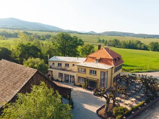 Exterior view of the Amitié – La Cuisine du Château restaurant with idyllic panorama.