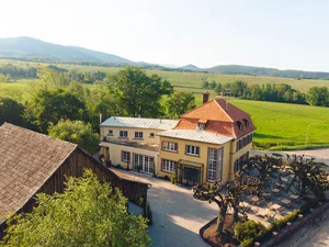Exterior view of the Amitié – La Cuisine du Château restaurant with idyllic panorama.