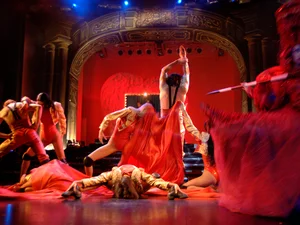 An evening event with dance and acrobatics.