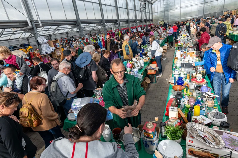 Many people visit the charity flea market run by the non-profit organisation Santa Isabel e. V. at the Europa-Park Resort.