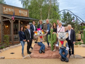 Roland Mack together with Marianne, Jürgen, Mauritia, Thomas, Ann-Kathrin, Frederik, Nicolas and Miriam Mack, as well as Ed and Edda in Silver Lake City.