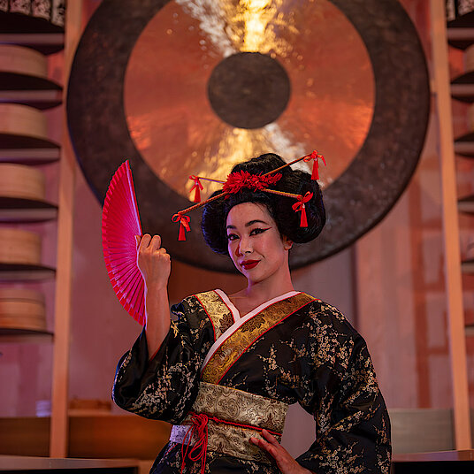 Geisha - Eatrenalin Late Night Elegante Geisha, in traditioneller chinesischer Kleidung.