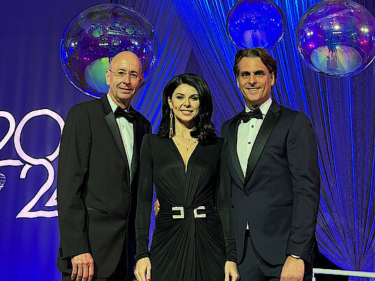 Eatrenalin gewinnt TEA Thea Award Die Gründer und geschäftsführenden Gesellschafter von Eatrenalin Oliver Altherr (li.) und Thomas Mack (re.) mit Ehefrau Katja Mack, Creative Director Eatrenalin