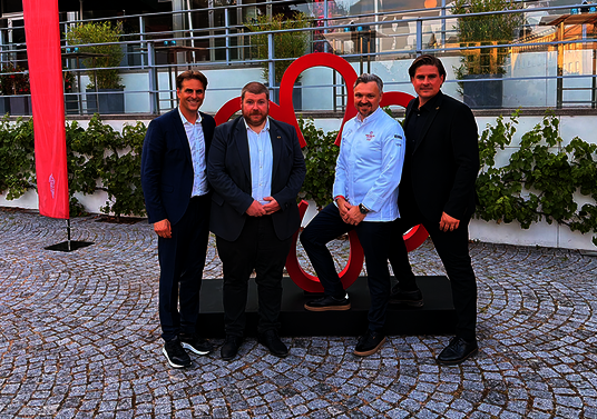 Eatrenalin Michelin Stern Verleihung Thomas Mack, Loic Schwebel, Peter Hagen.Wiest und Felix Heuberger vor einer Statue des MICHELIN Sterns