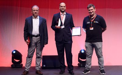 Michael Schempp (Mitte), Manager Digitale Plattformen im Europa-Park, nimmt den Preis entgegen
