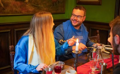 Two people are having a pleasant conversation during the Alemannic medieval banquet at Europa-Park.
