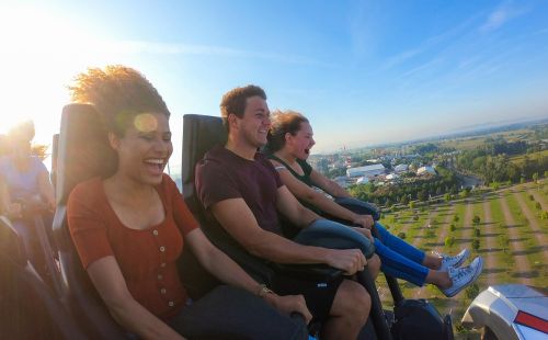 Trois visiteurs au premier rang du grand huit Silver Star à Europa-Park.