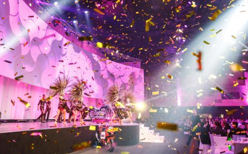 Eine Bühnenshow mit goldenem Konfetti und pinkem Licht im Confertainment Center des Europa-Park.