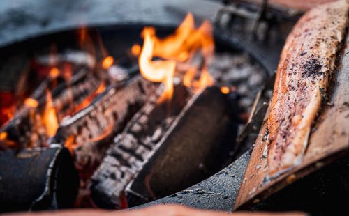 Ein offener Holzgrill bei "Grill & Chill" im Europa-Park Erlebnis-Resort.