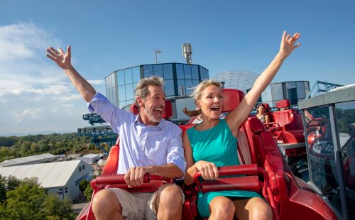 Un couple profite d’un tour décoiffant à bord d’Euro-Mir.