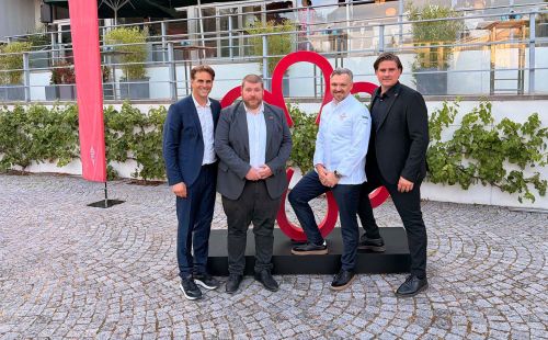 Thomas Mack, CEO und Gründer von Eatrenalin, Loïc Schwebel, Küchenchef des Abendservices, Peter Hagen-Wiest, Culinary Director von Eatrenalin und Zwei-Sterne-Koch des "Ammolite – House of Light", sowie Felix Heuberger, Chief Operating Officer, stehen vor dem Gesellschaftshaus Palmengarten, wo am 23.06.2026 die Sterneverleihung stattfand.