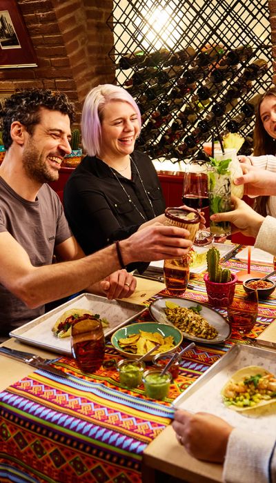 Freundesgruppe beim TEX MEX Essen im Restaurant Don Quichotte im Europa-Park Erlebnis-Resort.