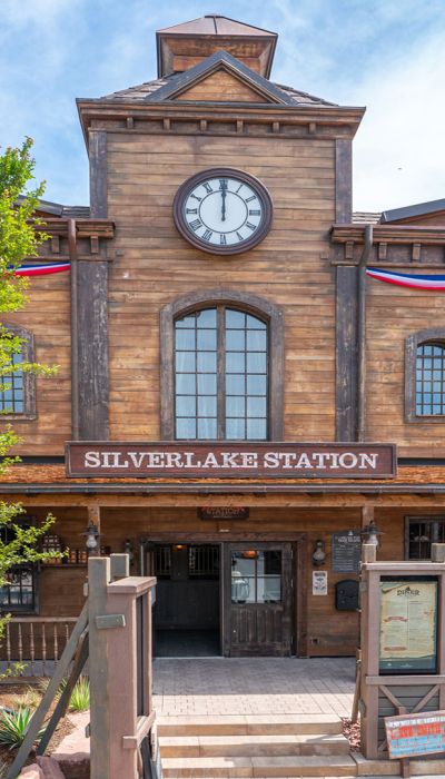 Außenansicht der Diner Station – dem Buffetrestaurant in der Silver Lake City des Europa-Park Erlebnis-Resorts. 