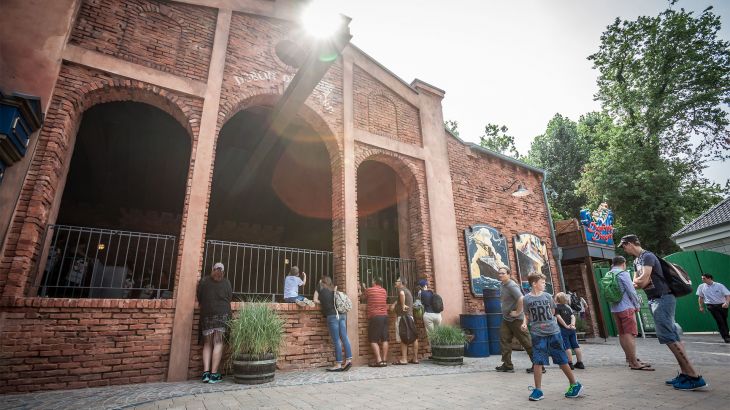 Außenansicht vom Dancing Dingie im Irischen Themenbereich des Europa-Park.