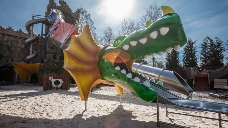 Die Drachenrutsche im Außenbereich vom Limerick Castle im Irischen Themenbereich des Europa-Park.