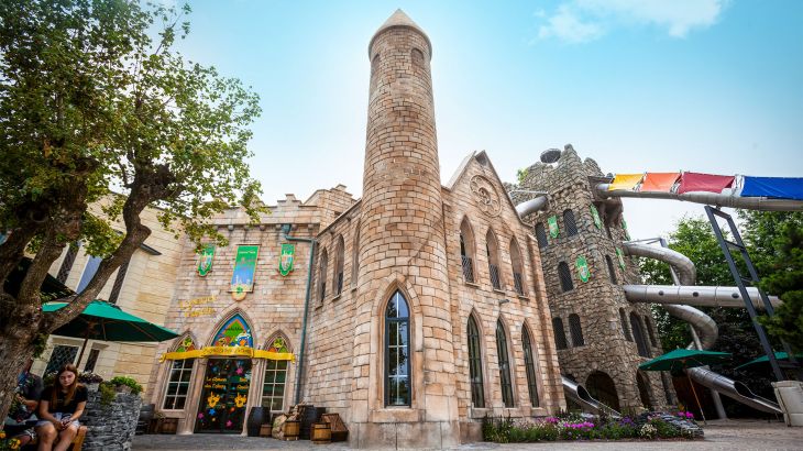 Außenansicht vom Limerick Castle im Irischen Themenbereich des Europa-Park.