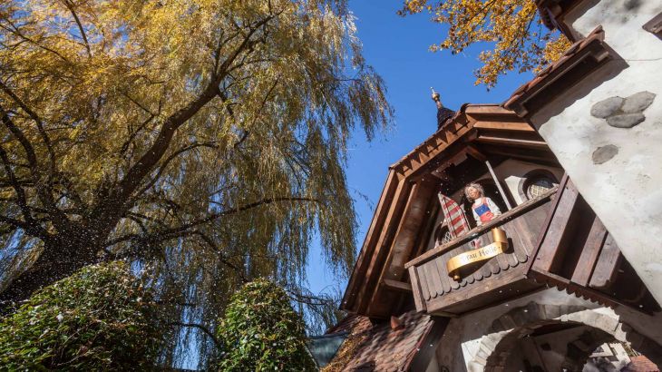 Frau Holle beim ausschütteln ihrer Kissen in Grimms Märchenwald im Europa-Park.