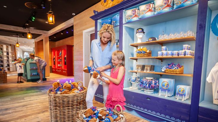 Une mère et sa fille dans la boutique scandinave au sein du quartier scandinave à Europa-Park.